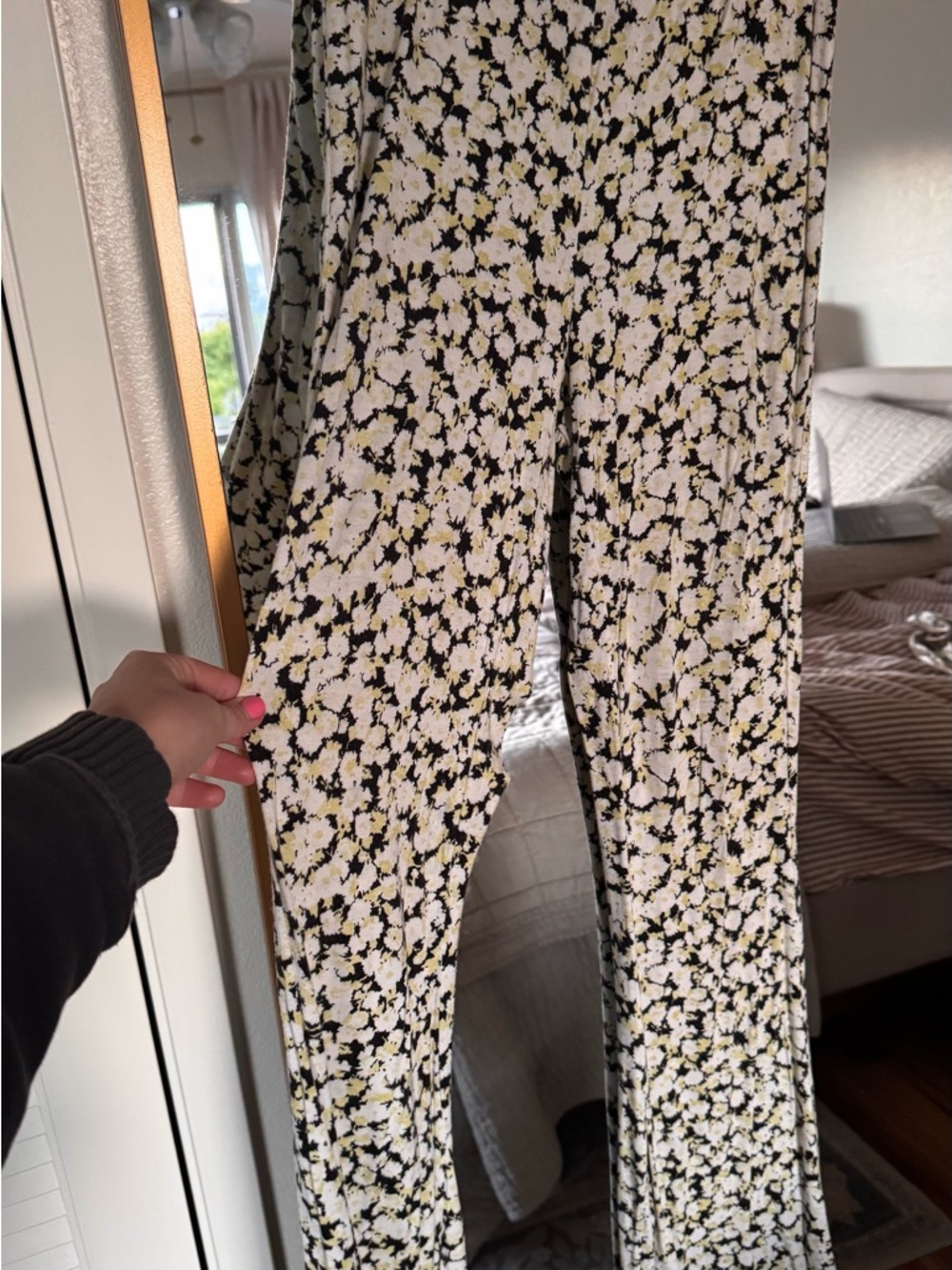 Volcom Women’s flowy flare Pants in White, Black & Yellow Daisy Print